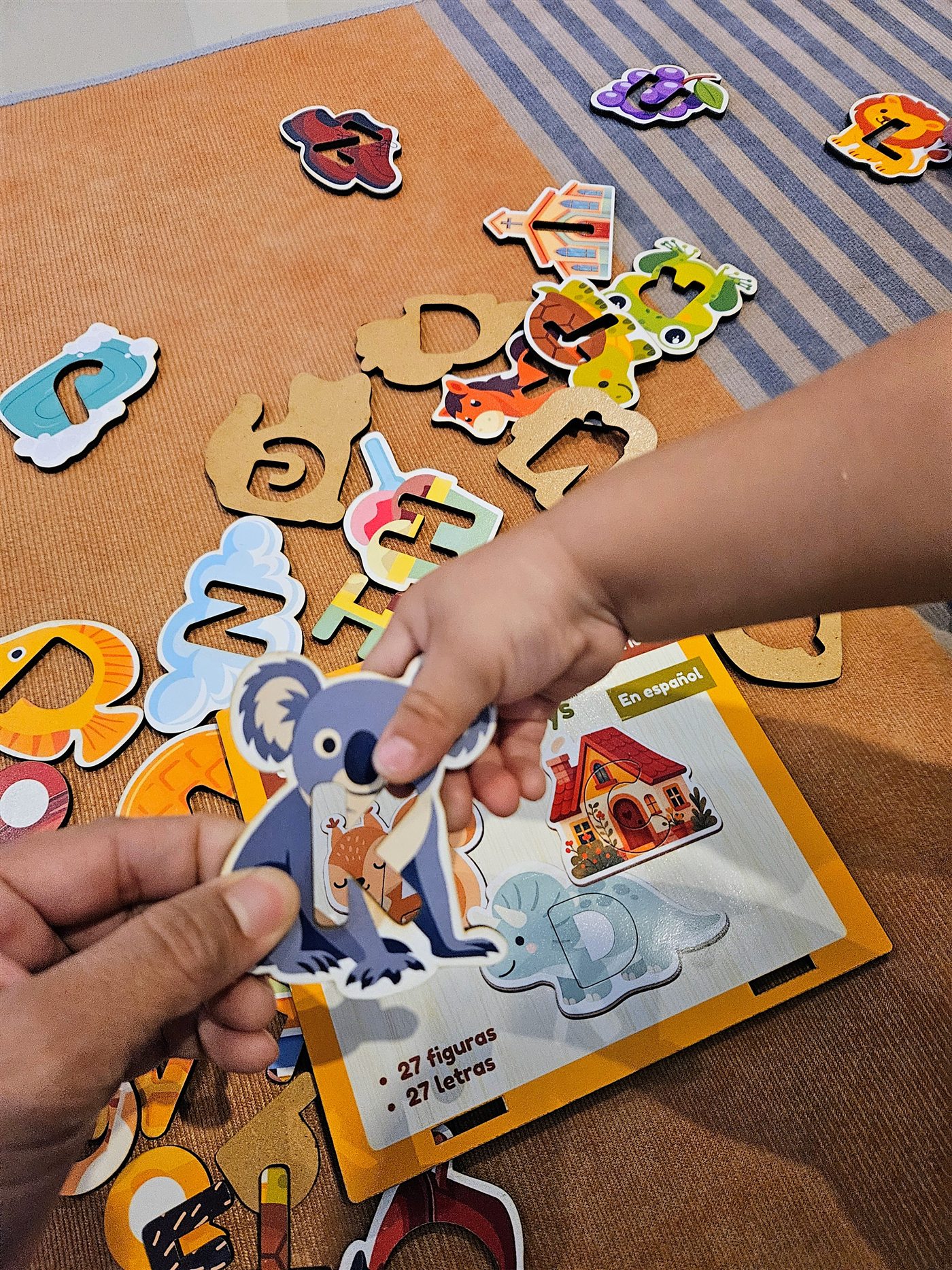 Familia armando el rompecabezas Abecedario de Acacia Toys