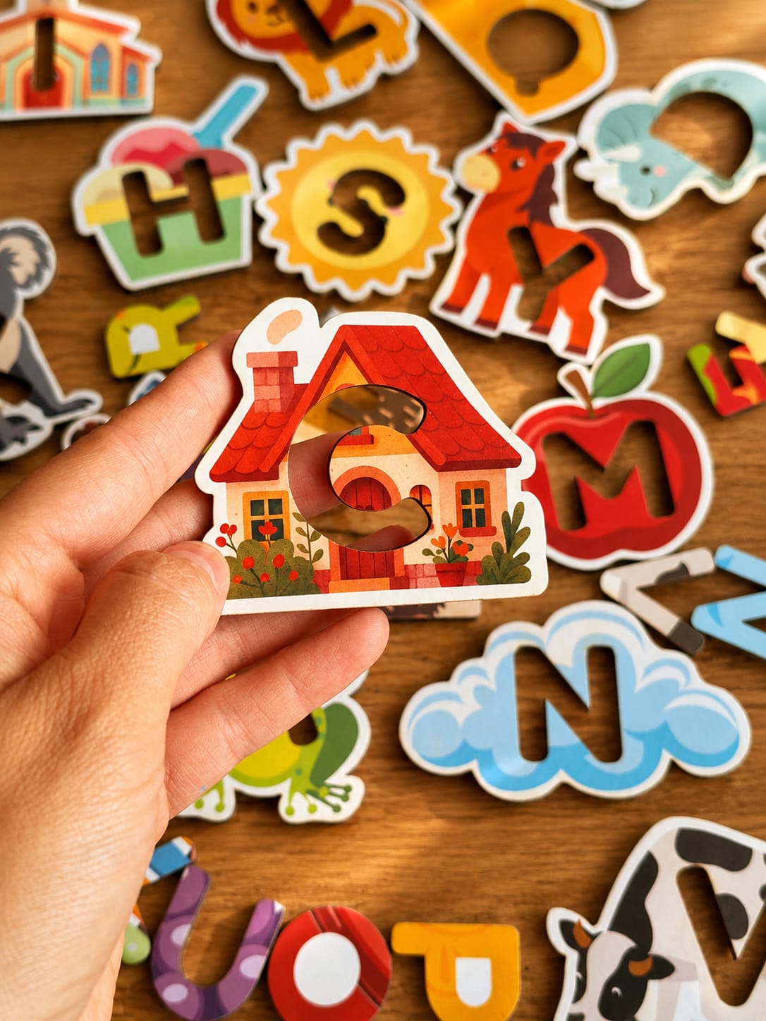 Pieza con forma de casa del Rompecabezas Abecedario.